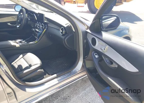 2015 Mercedes-Benz C 300 4Matic/Luxury 4Matic/Sport 4Matic z USA, uszkodzony, nr VIN 55SWF4KB4FU019156